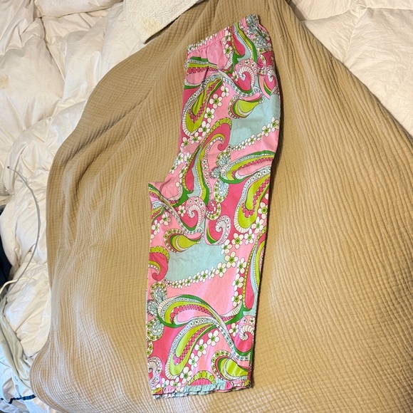 Lilly Pulitzer Pants - Cute Paisley Print Lightweight Pants Sz L perfect for spring summer beach trips